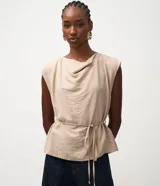 Blusa sin mangas Cortelle de crepé color beige, con escote degagê y lazo delantero ajustable en la cintura con trabillas laterales.
