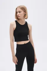 Top cropped de cuello redondo y diseño entallado, confeccionado en tejido acanalado.