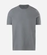 Remera de corte slim confeccionada en algodón acanalado, con cuello redondo y mangas cortas. Presenta un diseño básico y versátil con textura de rayas en relieve.