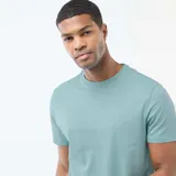 Camiseta de algodón de manga corta con cuello redondo, diseño básico y corte estándar.