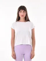 Remera blanca de manga corta, con escote barco y corte holgado.