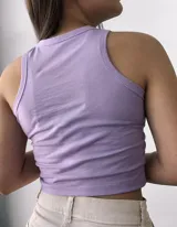 Musculosa blanca con cuello redondo y estampado de una guitarra alada con la frase "Rock and Roll".