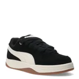 Championes urbanos Puma modelo Park Luna SD, con diseño inspirado en el skate. Presentan una capellada de gamuza negra con la icónica franja lateral de Puma en color blanco, cordones gruesos, entresuela de goma color crema y suela de caucho en tono caramelo.