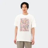 Remera blanca de algodón con estampado de personas y el logo de New Balance.