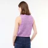 Top de croché color lila, sin mangas, con cuello redondo y diseño calado.