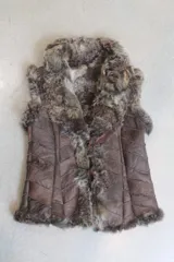 Chaleco reversible de cuero genuino y piel, con diseño de paneles cosidos en diagonal y cierre frontal con lazos.
