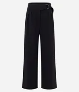 Pantalón de corte wide leg confeccionado en crepé color bordó, con cintura alta, cierre frontal con cremallera y detalle de hebilla ajustable en la cintura.