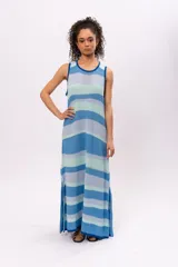 Vestido largo de algodón tejido a rayas horizontales en tonos celeste, azul y verde agua. Diseño holgado con cuello redondo y aberturas laterales en el ruedo.