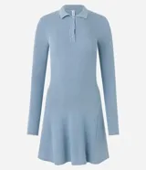 Vestido corto de corte evasé confeccionado en tejido de punto, con cuello polo, cierre frontal con botones y mangas largas.