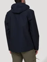 Campera cortaviento impermeable color azul navy de RKF, con capucha desmontable, cuello alto, cierre frontal oculto con solapa y bolsillos laterales.