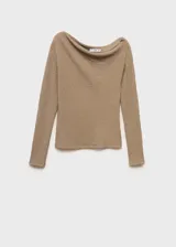 Camiseta de punto color beige con cuello asimétrico y manga larga.
