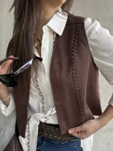 Chaleco de gamuza color chocolate, de diseño clásico y atemporal, con detalles de costura decorativa en los bordes.