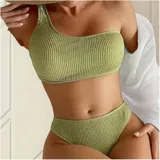 Conjunto de bikini texturado color tostado, compuesto por un top de un solo hombro y bombacha vedetina tiro medio.