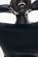 Top de manga larga negro, corte ajustado al cuerpo, con escote redondo y bajo recto.