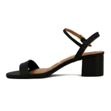 Sandalia negra de tiras finas, con taco ancho y bajo, y tira ajustable con hebilla en el tobillo.