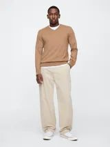 Buzo de punto con escote en V, manga larga y puños y ruedo acanalados.