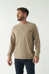 Remera de hombre negra de manga larga con puños, escote redondo y bolsillo en el pecho con etiqueta de marca.