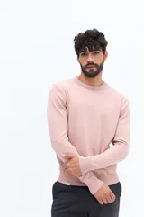 Sweater de hombre con escote redondo, manga larga y calce regular. Presenta un pequeño logo bordado en el pecho y puños acanalados.