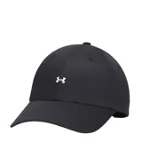 Gorra Under Armour modelo Essential Low de color negro, con diseño clásico de seis paneles, visera curva y el logo bordado en color blanco en la parte frontal.
