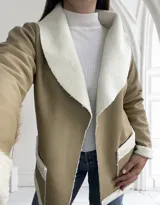 Tapado beige de ecocuero con interior de corderito blanco, con cuello solapa y bolsillos laterales.