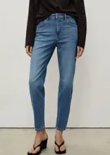 Jeans de corte mom-fit con tiro alto, confeccionados en tejido de algodón con un toque de elasticidad. Presentan diseño clásico de cinco bolsillos, cierre de cremallera con botón y trabillas para cinturón.