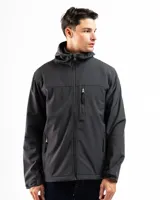 Campera negra con capucha y cierre frontal, de corte clásico y bolsillos laterales con cierre.