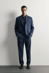 Blazer regular fit Zara de lino y lana color azul marino, con cuello de solapas de muesca, cierre frontal de un botón, bolsillos con solapa en la cadera y bolsillo de vivo en el pecho.