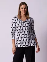 Blusa de algodón estampado en blanco y negro, marca Ruby Rd. Tiene escote en V cruzado y mangas 3/4.