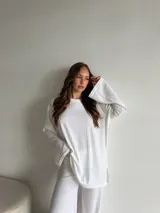 Buzo de punto morley blanco, de diseño holgado, manga larga amplia y cuello redondo.