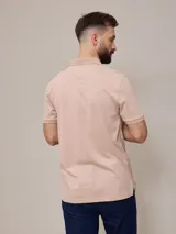 Polo color beige de manga corta con efecto peach.