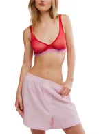 Corpiño de malla suave color rojo con detalle de pequeños puntos y terminaciones con puntilla color lila. Tiene aro y breteles regulables.