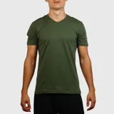 Remera deportiva verde militar de corte clásico con cuello en V.