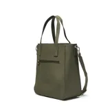 Cartera tipo tote color verde militar, con diseño funcional para transportar termo y mate. Cuenta con doble asa fija, correa regulable extraíble con logo grabado, bolsillo frontal con cierre y logo circular de la marca en la parte inferior.