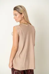 Blusa italiana de satén de seda, color beige, con escote en V y detalles de encaje en el pecho y los hombros, de corte holgado y sin mangas.