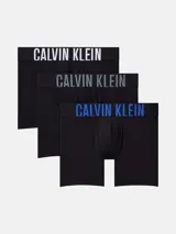 Pack de tres bóxers negros Calvin Klein de microfibra con cinturilla elástica con el logo de la marca en blanco, gris y azul.