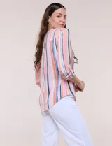 Blusa de gasa estampada Zac & Rachel, con cuello a la base, escote en V con botones frontales y manga larga de largo regulable.