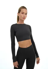 Top deportivo manga larga color gris oscuro, de escote redondo y espalda abierta.