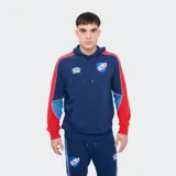 Canguro deportivo Umbro del Club Nacional de Football, color azul con capucha y cordones de ajuste, mangas rojas con detalles en celeste y blanco, bolsillos tipo canguro y el escudo del club junto con el logo de Umbro bordados en el frente.