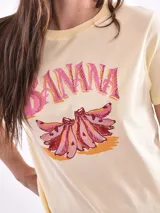 Remera lila con estampado frontal con la frase "Gracias por nada".