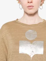 Camiseta de lino Isabel Marant Étoile, color tostado, con cuello redondo y logo estampado en color plateado en el pecho.