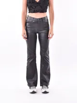 Pantalón de cuero negro, de corte Oxford.