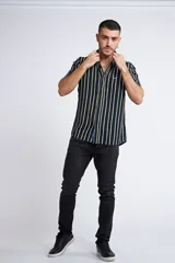 Camisa de manga corta con diseño a rayas verticales en color azul marino y blanco. Presenta cuello clásico, cartera abotonada frontal y logo bordado en el pecho. Posee un corte slim fit.