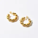 Aros tipo argolla gruesa con diseño trenzado.