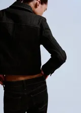Jeans de denim negro de tiro medio, con bolsillos laterales y traseros, y diseño de pernera recta.