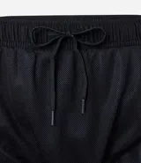 Bermuda deportiva masculina modelo runner, confeccionada en tejido técnico de poliéster con elastano. Presenta cintura elástica con cordón interno de ajuste, recortes laterales y bajo redondeado para mayor libertad de movimiento.