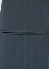 Vestido corto de corte evasé con estampado de raya diplomática. Presenta cuello redondo, diseño sin mangas y dos bolsillos de ribete en la parte delantera. Incluye cierre de cremallera invisible y botón en la parte posterior.