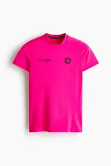 Remera deportiva de compresión color fucsia, con cuello redondo y mangas raglán. Presenta costuras planas antifricción y estampado gráfico en el pecho con la leyenda 365 Training Team.