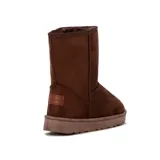 Pantubota de caña media en color marrón, confeccionada en material tipo gamuza con interior forrado y suela de goma antideslizante.