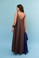 Vestido largo marrón, sin mangas, con escote redondo amplio y corte holgado.