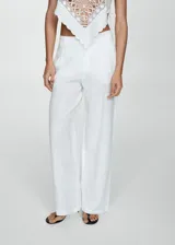 Pantalón de lino color blanco, de corte recto y tiro medio. Cuenta con trabillas para cinturón, dos bolsillos laterales y cierre oculto con botón, gancho y cremallera.